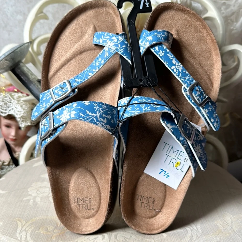 NWT women’s sandals size 7.5 blue & white floral with adjustable buckles - Picture 2 of 9